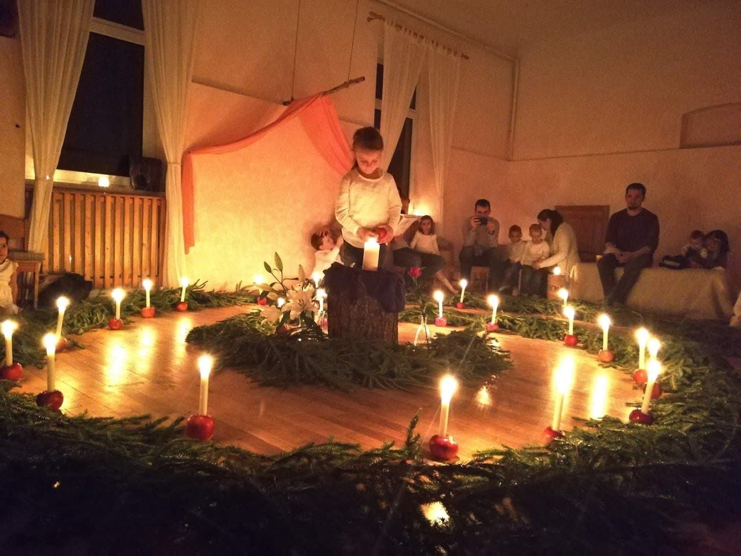 Közösségi pillanat a Kerekerdő Waldorf életéből
