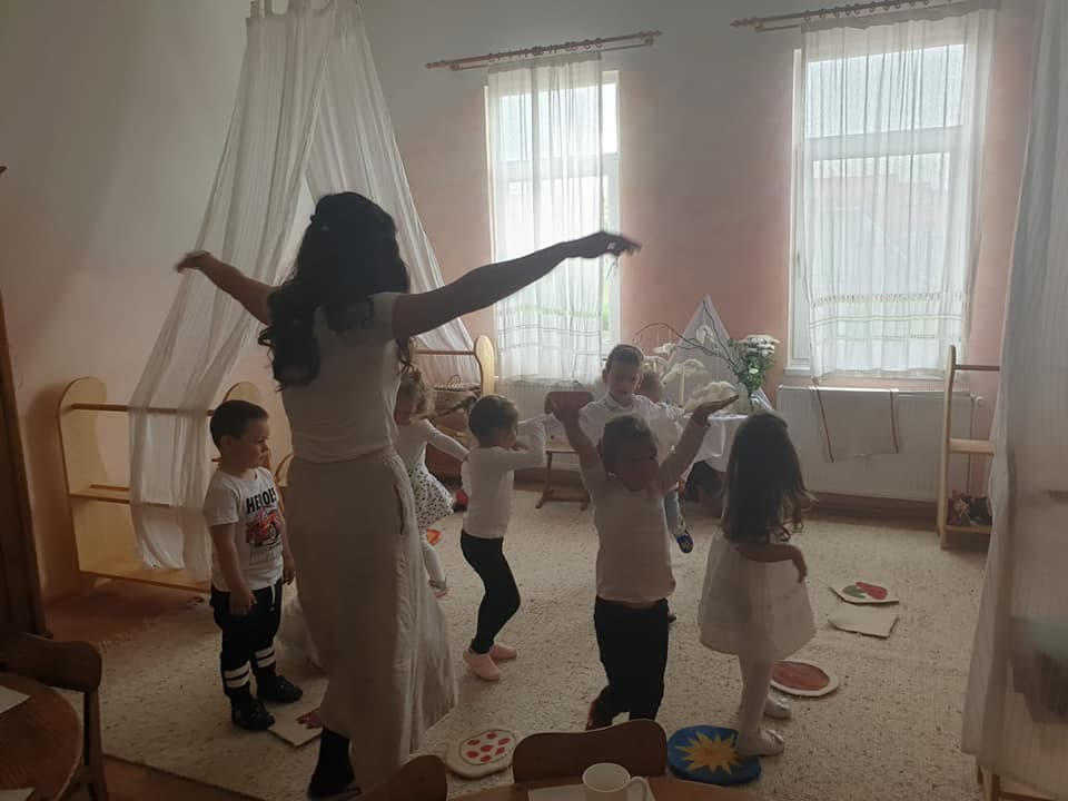 Közösségi pillanat a Kerekerdő Waldorf életéből