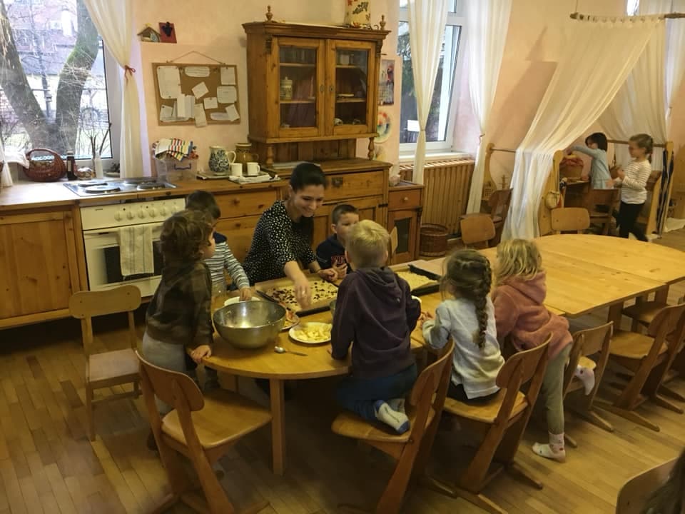 Közösségi pillanat a Kerekerdő Waldorf életéből