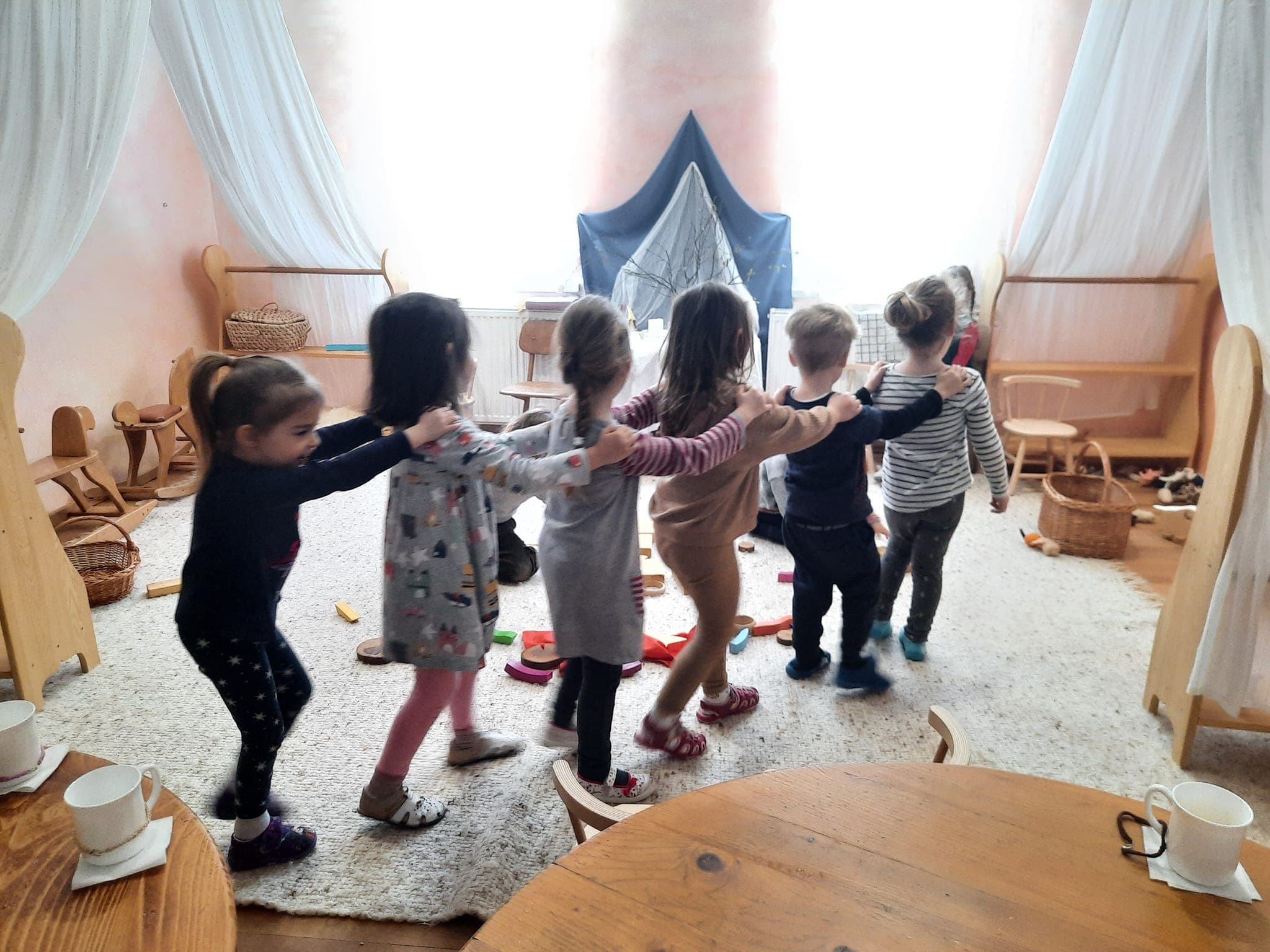 Közösségi pillanat a Kerekerdő Waldorf életéből